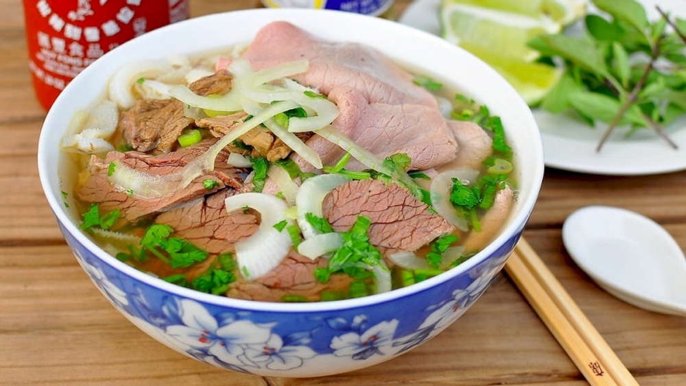 You can fill your stomach with a hot bowl of beef noodle soup at one of the shops along the street (Source: Internet)